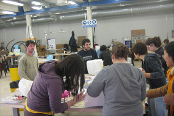 学内ワーキングスペースでの作業風景